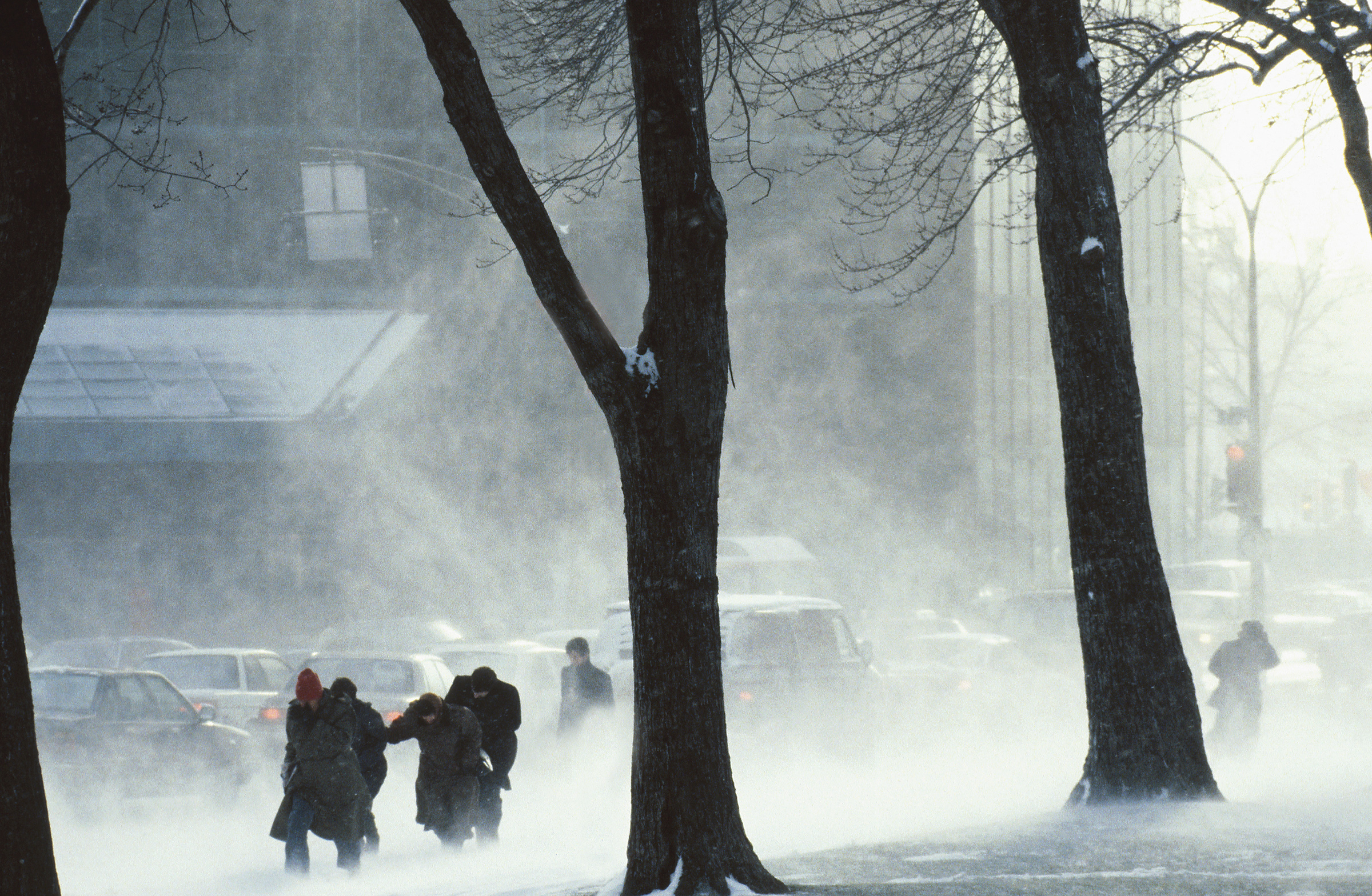 Personnes se rassemblant les uns contre les autres pour se protéger du vent froid